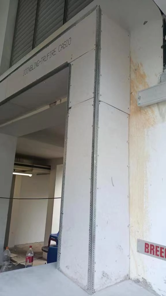Silica calcium board is used to wrap the fireproof door posts.